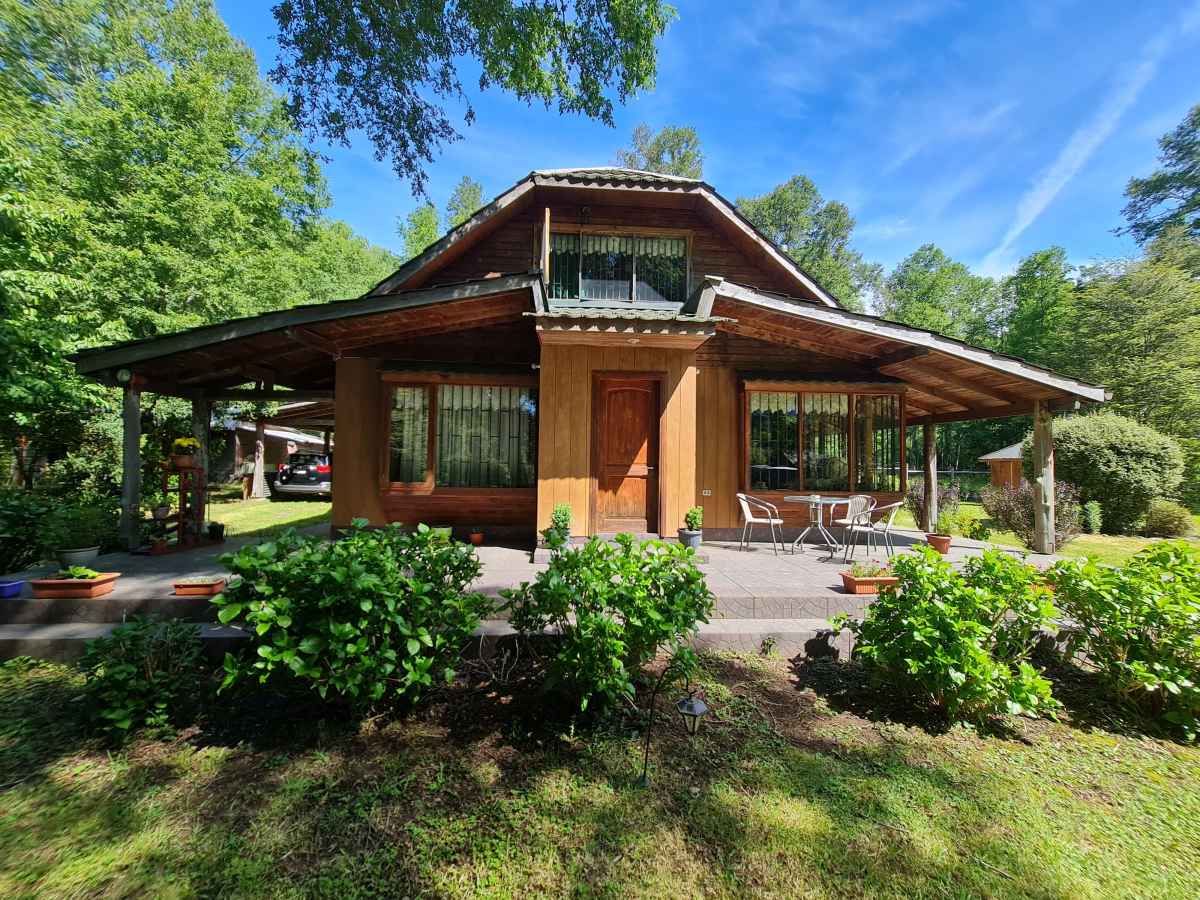 Venta Casa en Parcela más cabaña con orilla de río Liucura — Quetroleufu, Pucón