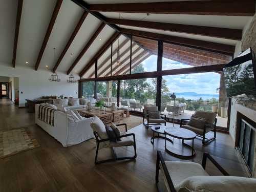 Venta Extraordinaria Casa en Condominio Canto del Agua en sector de Los Riscos, Pucón — Los Riscos, Pucón