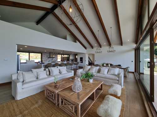 Venta Extraordinaria Casa en Condominio Canto del Agua en sector de Los Riscos, Pucón — Los Riscos, Pucón