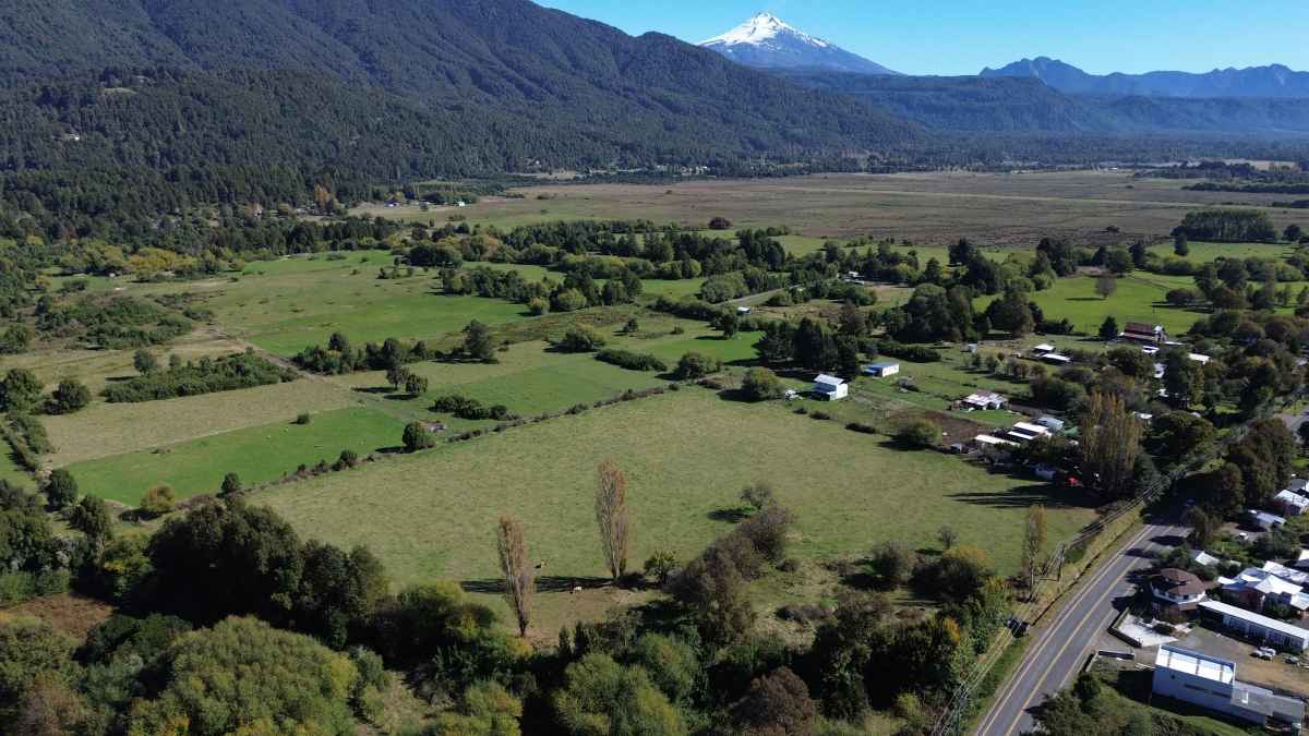 Venta Campo 3.9 ha con Orilla de Estero, Sector Casa de Lata, Camino a Curarrehue — Camino a Curarrehue, Curarrehue