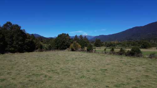 Venta Campo 3.9 ha con Orilla de Estero, Sector Casa de Lata, Camino a Curarrehue — Camino a Curarrehue, Curarrehue