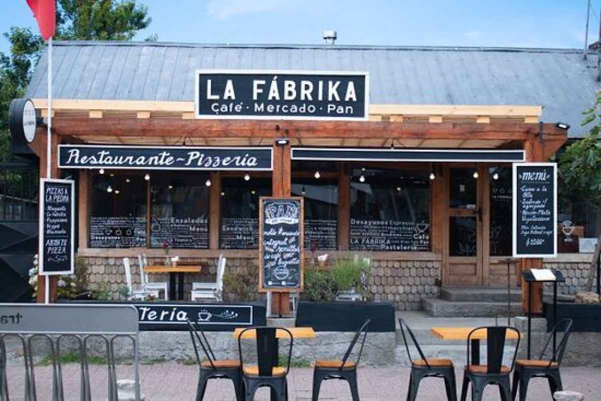 Venta Derecho a Llave Restaurant Cafetería, ¡Gran Oportunidad en Pleno Centro de Pucón! — Centro, Pucón