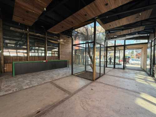 Arriendo Restaurante - Local Gastronómico con Gran Terraza en Centro de Pucón — Centro, Pucón